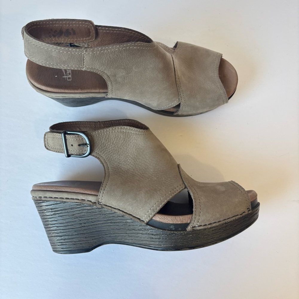 SH1 Dansko Taupe Nubuck Leather Wedge Sandals Peep Toe Open Toe Women‎ 7.5